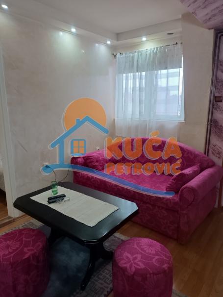 Izdaje se dvosoban stan na Bulevaru Nemanjića, 40m2!