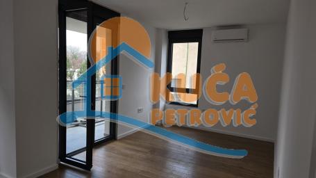 Izdaje se poslovni prostor kod Vojne bolnice, 63m2