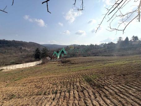  Čardak, Sr. Kamenica, građevinski plac uz Nacionalni park. 