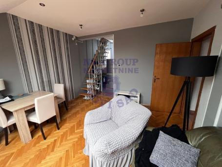 Odličan trosoban duplex na Detelinari. 