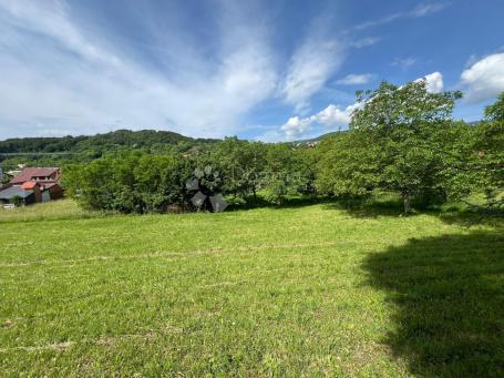 Građevinsko zemljište s priključcima uz glavnu cestu 1750m2