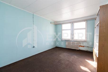 Izdaje se poslovna zgrada 837m2, na periferiji Niša