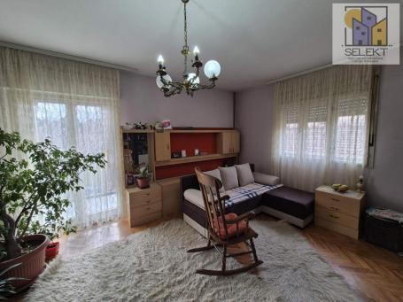 Velika porodična kuća od 344m2 na 3.53a placa u mirnom delu grada