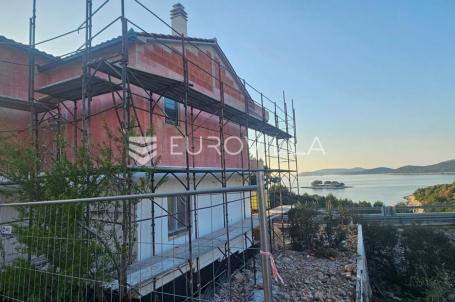 Primošten, predgrađe nova kuća od 250 m², tri sobe i pogledom na more 100 m od plaže