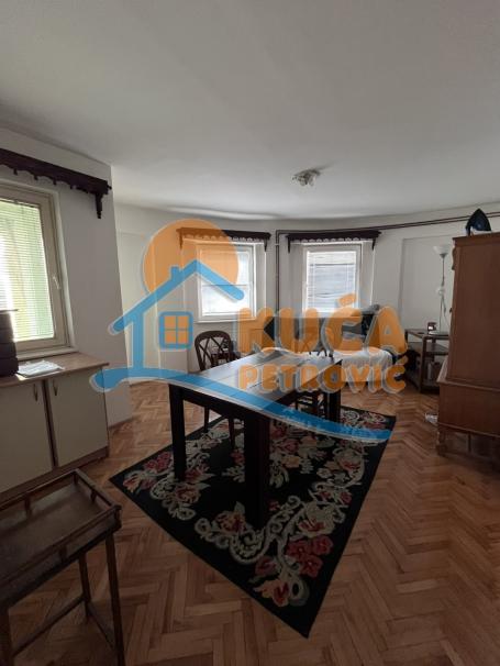 Izdaje se odličan jednoiposoban stan na Bulevaru Nemanjića, 47m2