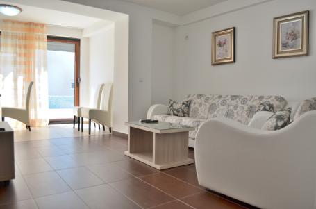 Apartment with 2 bedrooms in Dobra Voda on the first line with a swimming pool