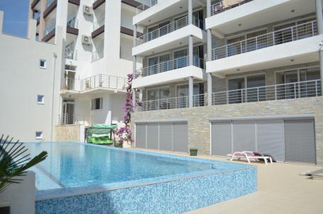 Apartment with 2 bedrooms on the first line with pool