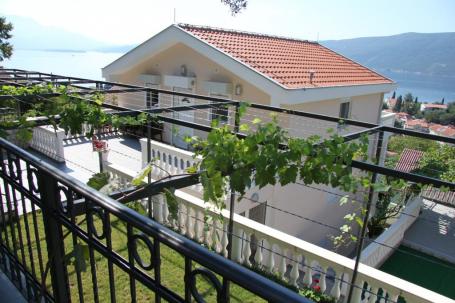 Spacious house in Baošići with separate apartments and a garage