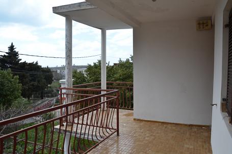 Legal house with a spacious plot in Sutomore