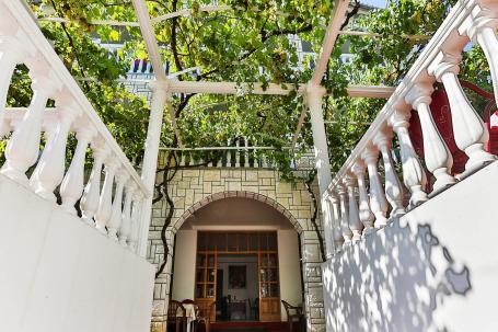 House with restaurant and apartments in Sutomore