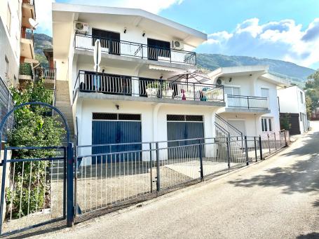House in Sutomore with 4 apartments and a beautiful panoramic view. 