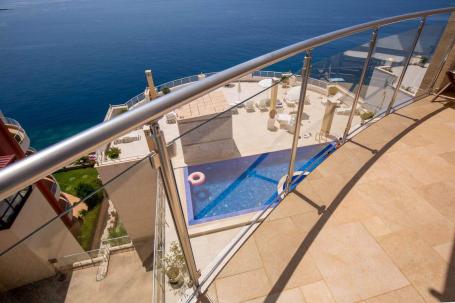 Frontline apartment with 2 bedrooms in a complex with a swimming pool and a beautiful sea view in Do