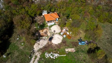A new house in the municipality of Kotor, in the town of Dragalj, is offered for urgent sale. 
