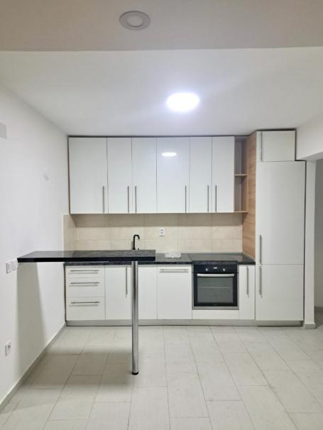 2 bedroom apartment in the center of Bar at a very good price, not far from the sea. 