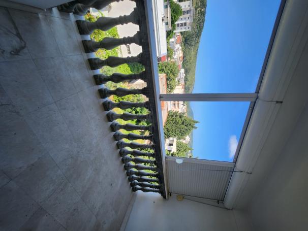 Apartment, total area 57m2, on the second floor, in the central part of Sutomore, below the highway.