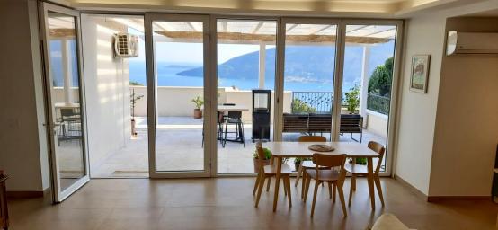 Spacious 3 bedroom apartment with stunning views of the bay in a modern complex in Herceg Novi. 