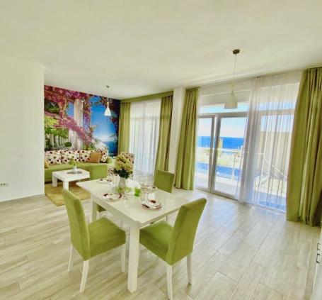 Spacious 2-bedroom apartment on the first line, in a complex with a swimming pool and a beautiful se