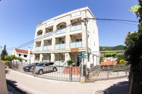 Hotel in Becici 17 apartments