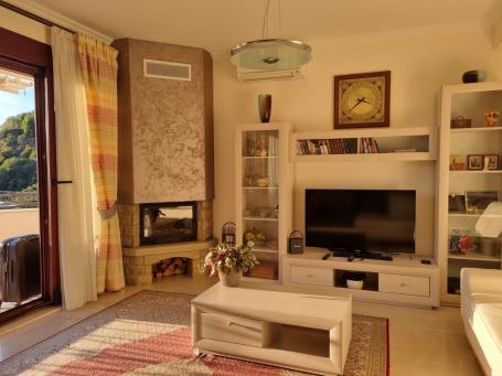 2 bedroom apartment with a view and a garage in Petrovac