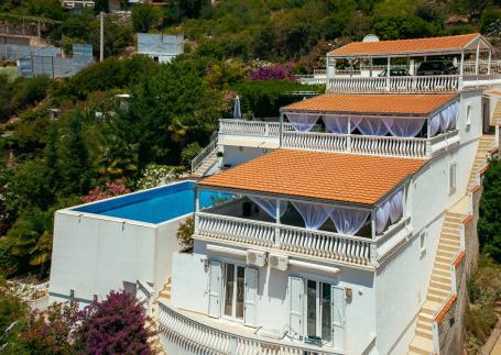Three-level villa with pool and garden on the coast of Montenegro