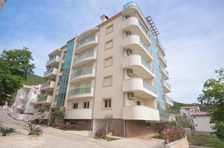 Spacious apartment in a good location in Becici