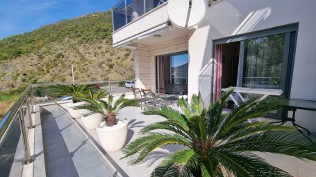 Apartment with spacious terrace and garage space, Becici