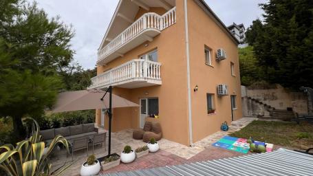Apartment with sea view, with adjacent recreation area and land plot