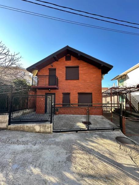 House with internal staircase and 2 bedrooms in Sutomore. 