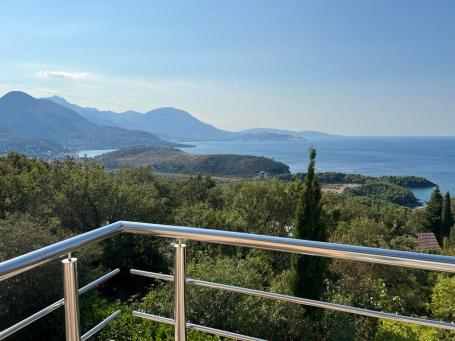 Unique villa with panoramic views, surrounded by greenery