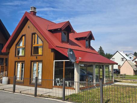 An elegant house in the heart of Žabljak, offering comfort and coziness among the mountains. 