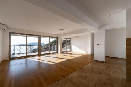 Three-bedroom penthouse with parking and panoramic sea views