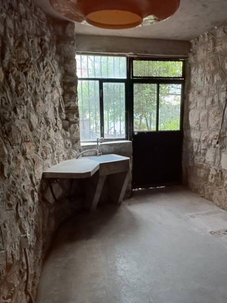 Inexpensive house in Sutomore with a cascading plot. 