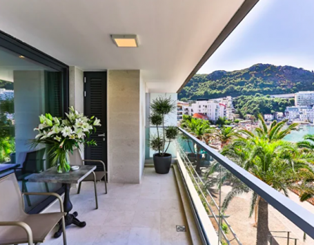 Luxury Apartment with Direct Sea View – 2 Bedrooms, 107 m²