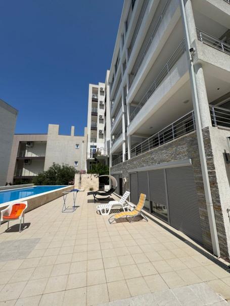 Two-bedroom apartment for sale near the sea in Dobra Voda, in a building with a swimming pool. 