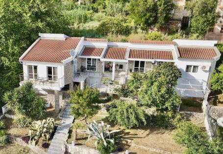 Mini hotel in Dobry Vody in an excellent location not far from the beach with a view of the sea. 