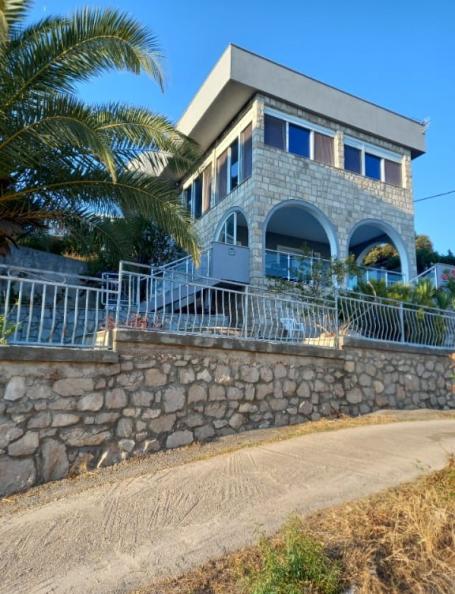 House with panoramic sea views in Uteha, Kunja. 