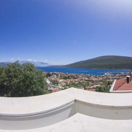 Penthouse in Djenovici, 300 meters from the sea, overlooking the bay