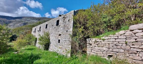 A stone ruin with panoramic sea views in Bijela