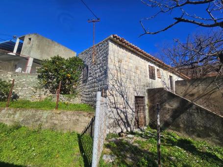 Legal stone house with a large plot in the Chan area