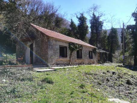 A stone house in need of restoration and areas with ruins are located in the village of Donje Ledeni