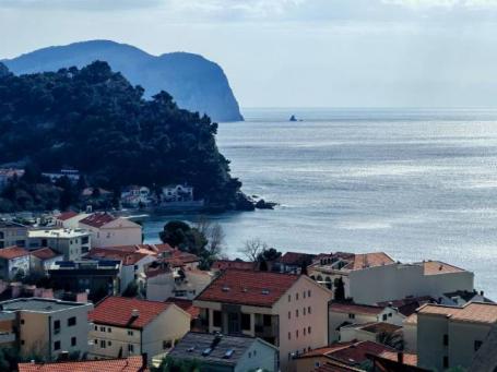 One-bedroom apartment with sea view in Petrovac for sale. 