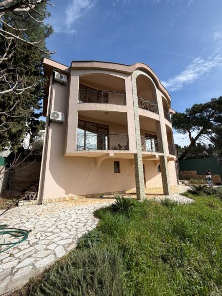 Villa with panoramic sea views in Bar