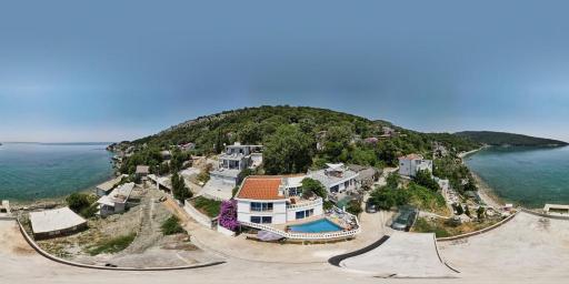 House in Krucha with a swimming pool close to the sea