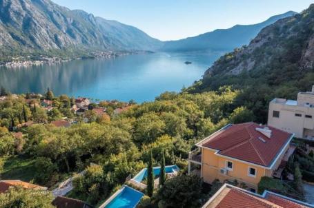 SPACIOUS TOWNHOUSE WITH POOL IN THE GREEN HILL COMPLEX IN ORAHOVCE