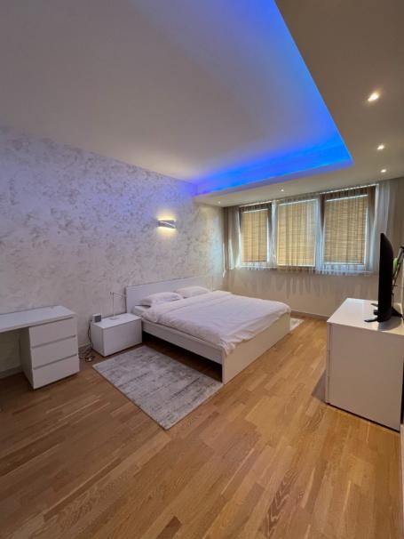 Luxurious penthouse in the center of Budva at a super price below the market. 