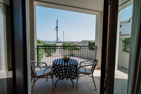 Beautiful apartment with a private courtyard located in the Centrale area, Lustica Bay