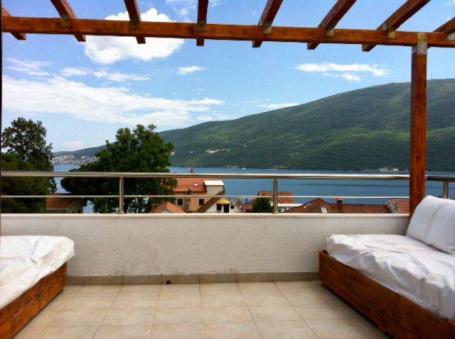 2 bedroom apartment in Djenovici with a spacious terrace