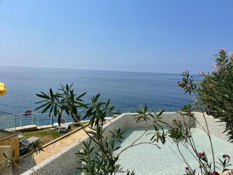 Exclusive apartment with two bedrooms on the 1st line of the sea - a working business!