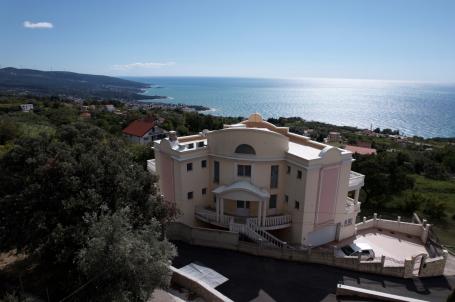 Three-storey villa in Italian style