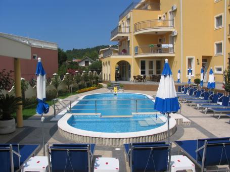 Mini-hotel in Sutomore below the road
